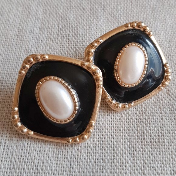 Jewelry - VTG 80's 90's Pearl & Enamel Post Back Earrings